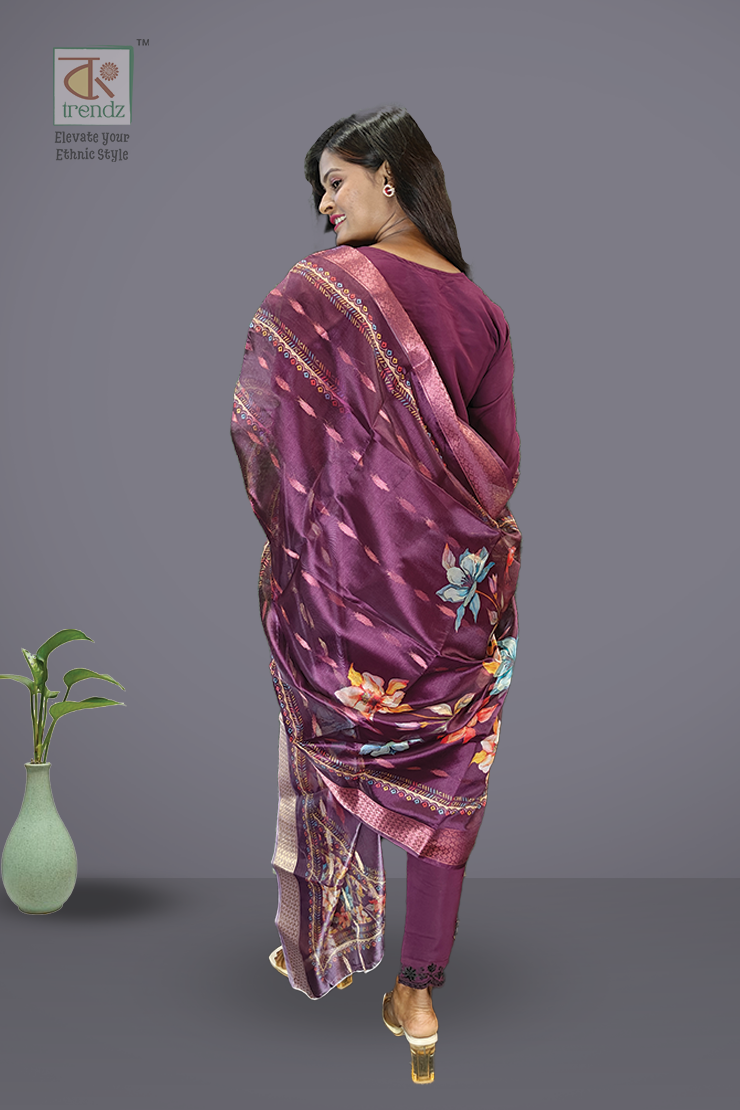 এমব্রয়ডারি করা সালোয়ার স্যুট ৩ পিস সেট