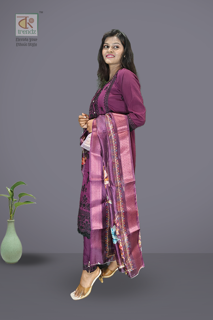 এমব্রয়ডারি করা সালোয়ার স্যুট ৩ পিস সেট