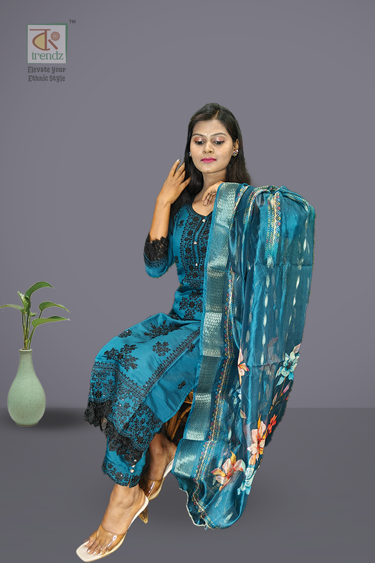 এমব্রয়ডারি করা সালোয়ার স্যুট ৩ পিস সেট