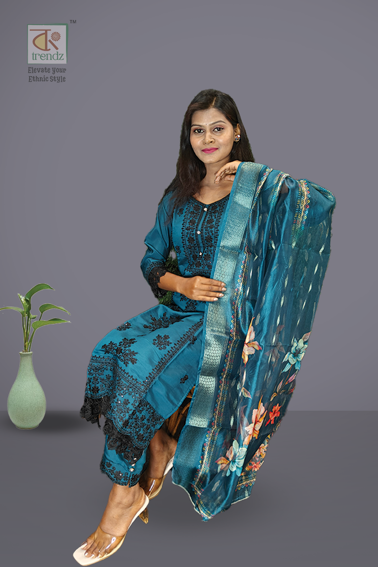 এমব্রয়ডারি করা সালোয়ার স্যুট ৩ পিস সেট