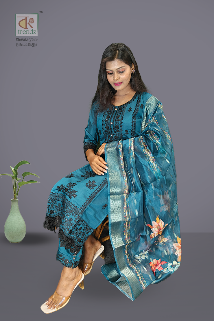 এমব্রয়ডারি করা সালোয়ার স্যুট ৩ পিস সেট