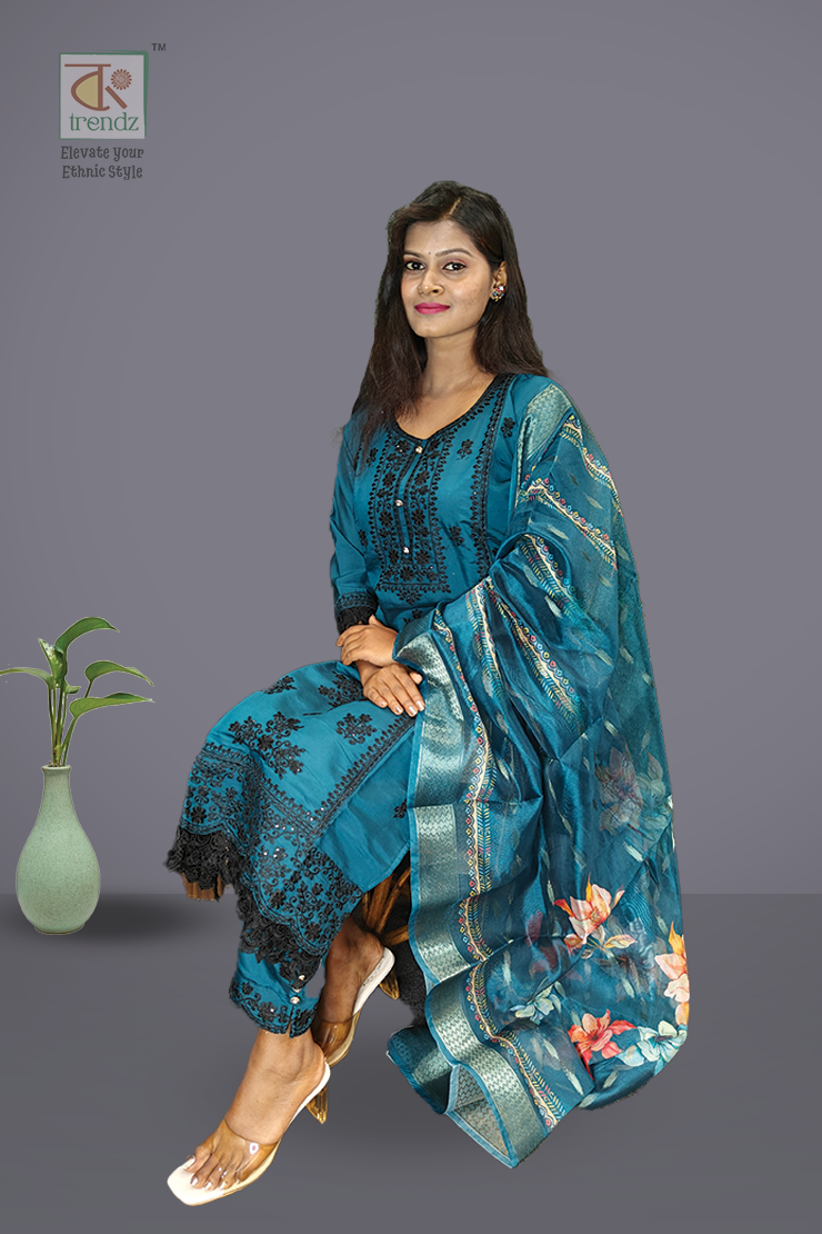 এমব্রয়ডারি করা সালোয়ার স্যুট ৩ পিস সেট