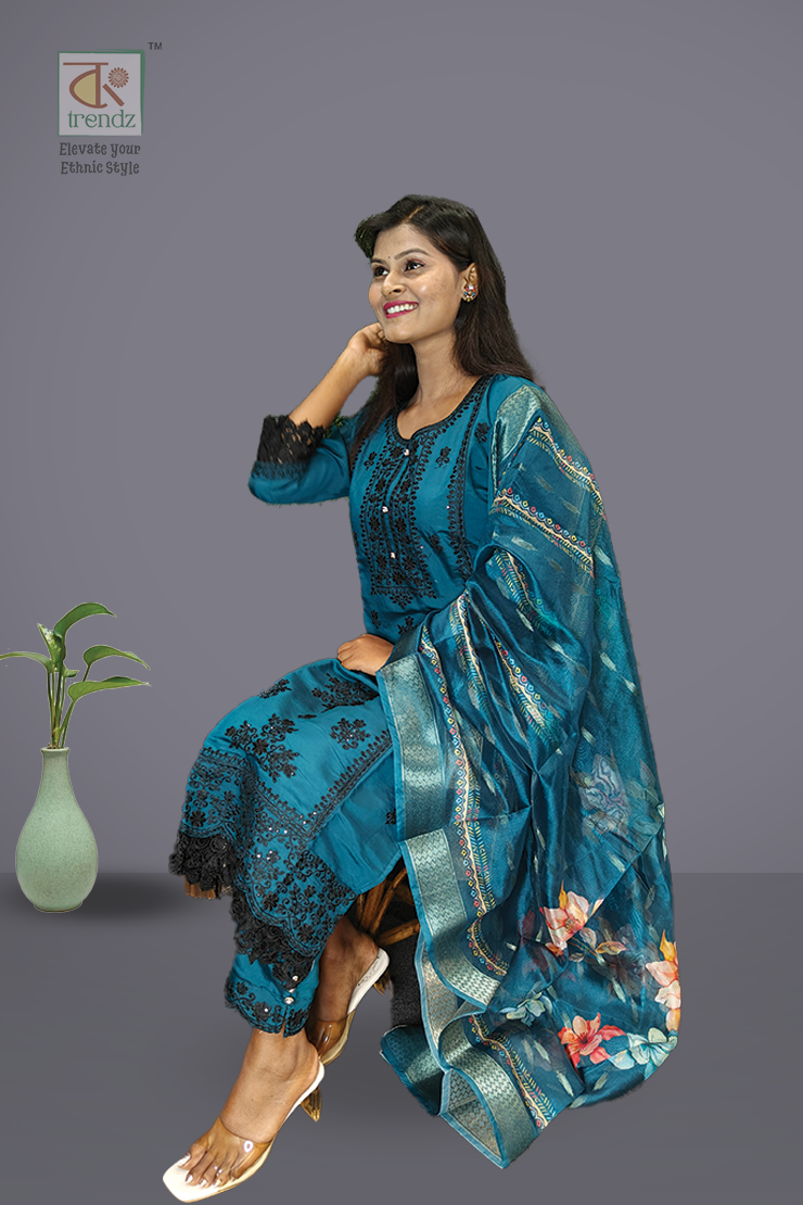 এমব্রয়ডারি করা সালোয়ার স্যুট ৩ পিস সেট