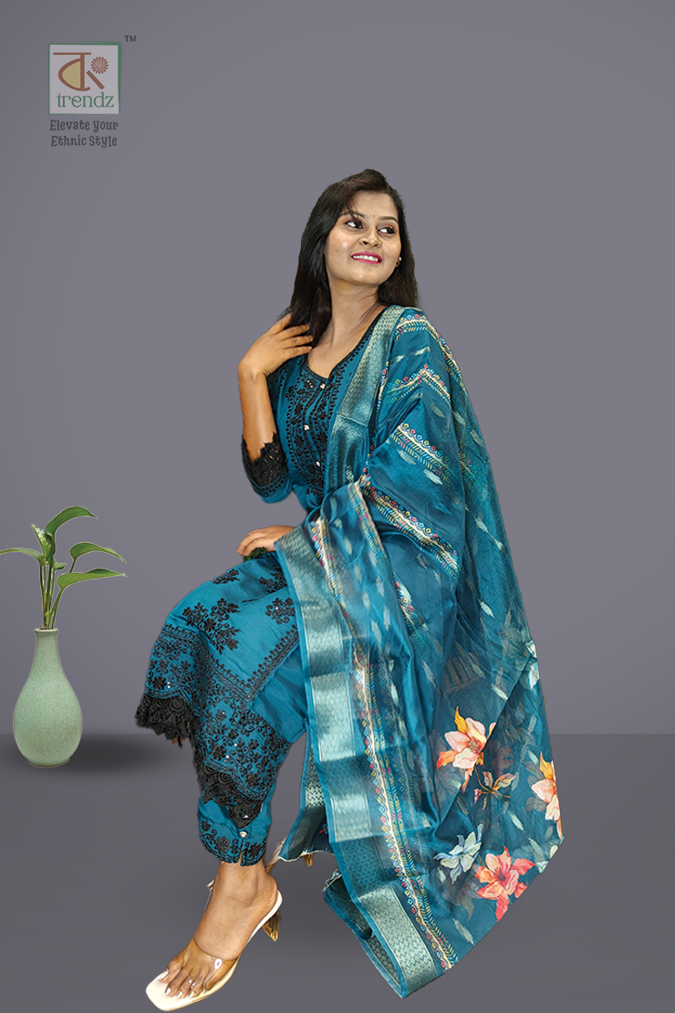 এমব্রয়ডারি করা সালোয়ার স্যুট ৩ পিস সেট