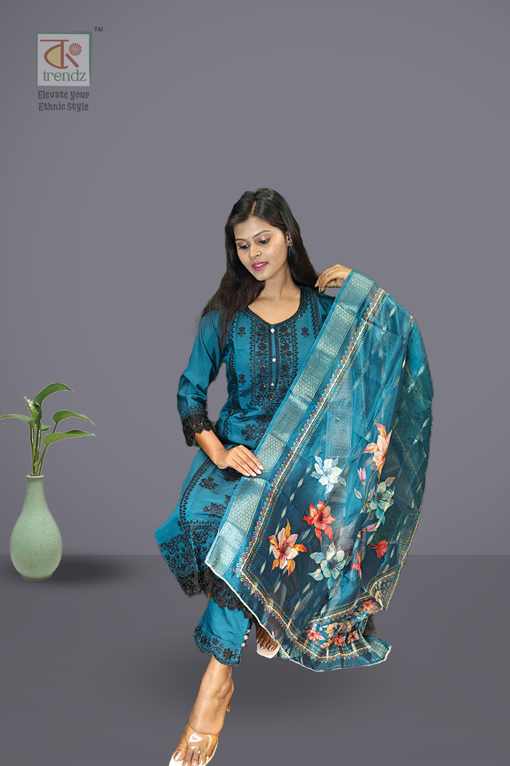 এমব্রয়ডারি করা সালোয়ার স্যুট ৩ পিস সেট