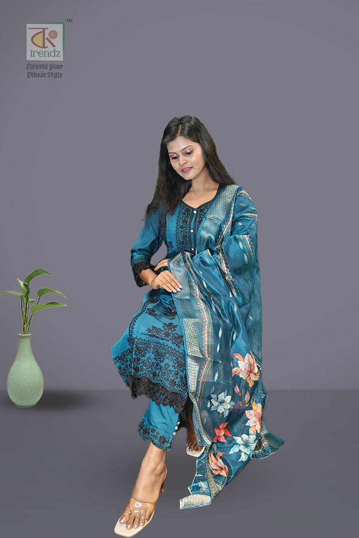 এমব্রয়ডারি করা সালোয়ার স্যুট ৩ পিস সেট