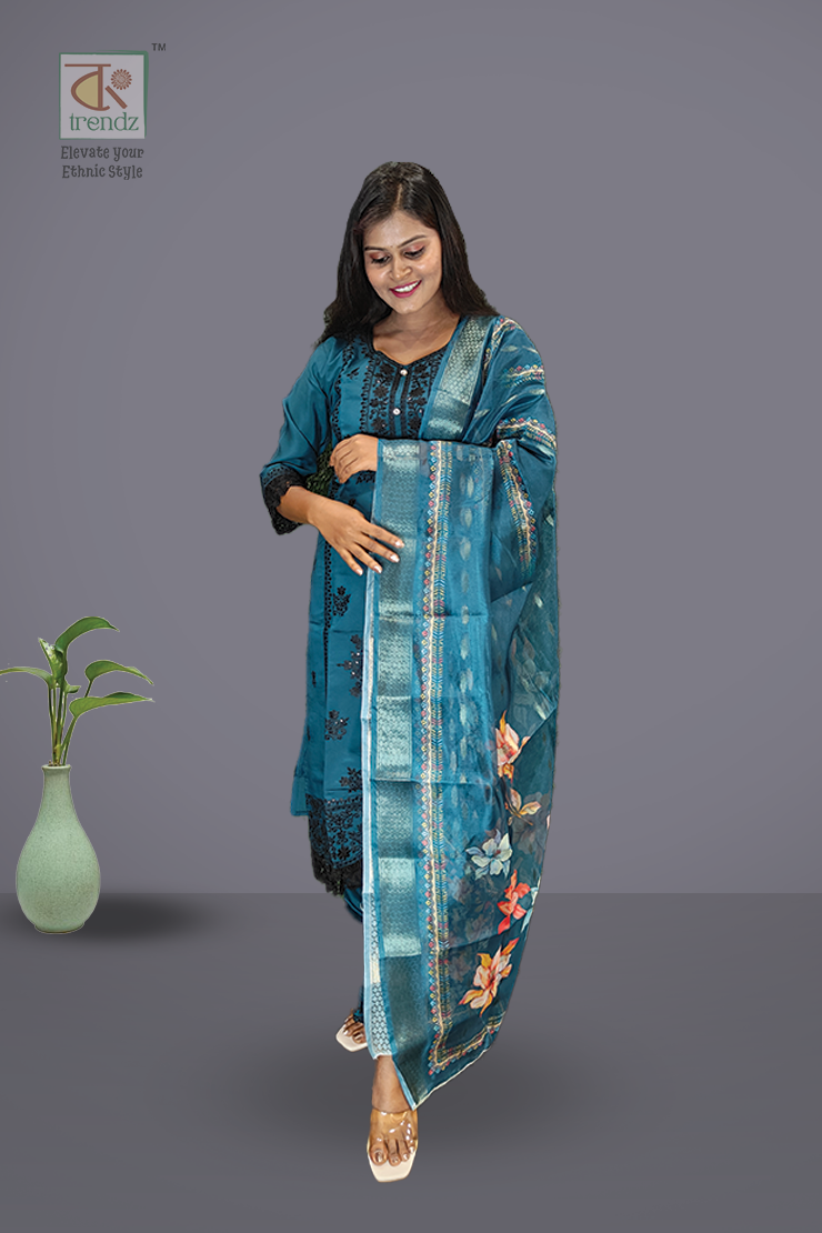 এমব্রয়ডারি করা সালোয়ার স্যুট ৩ পিস সেট
