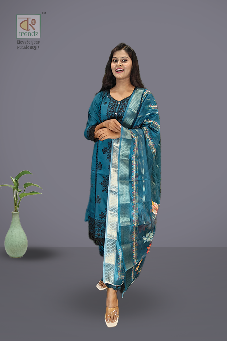 এমব্রয়ডারি করা সালোয়ার স্যুট ৩ পিস সেট