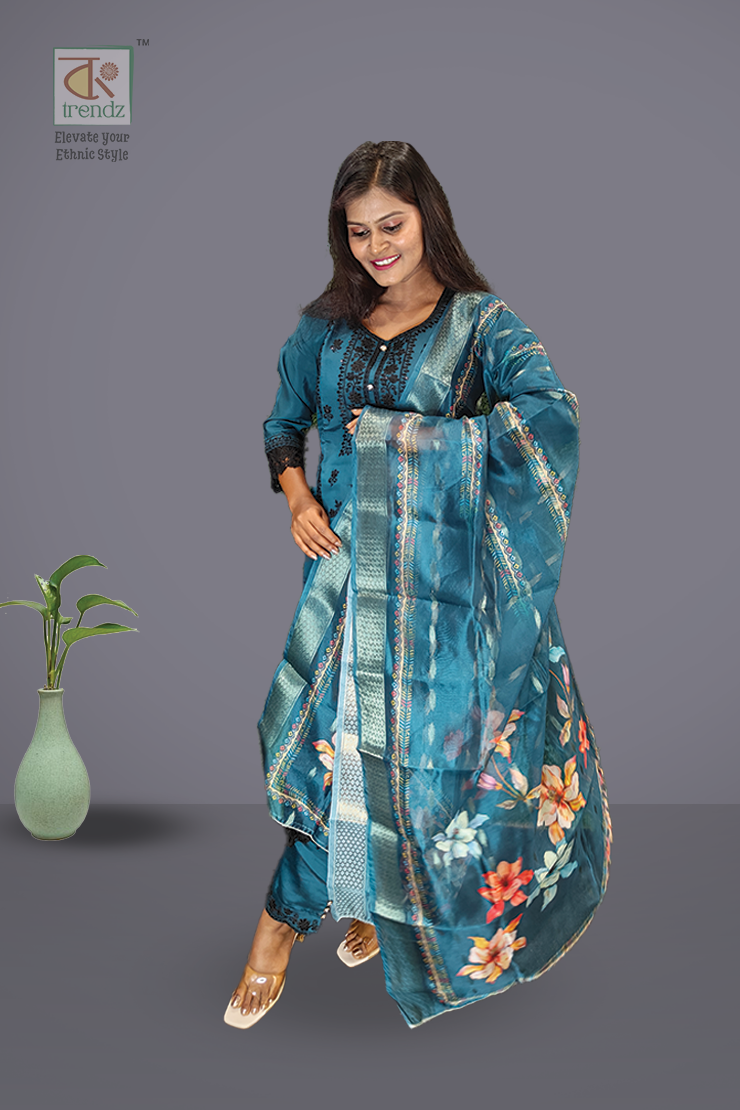 এমব্রয়ডারি করা সালোয়ার স্যুট ৩ পিস সেট