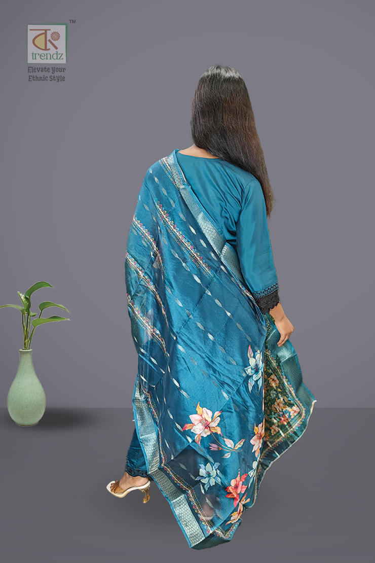 এমব্রয়ডারি করা সালোয়ার স্যুট ৩ পিস সেট