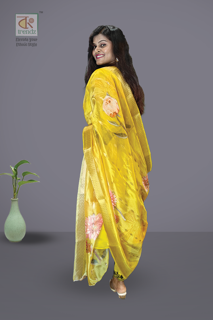 এমব্রয়ডারি করা সালোয়ার স্যুট ৩ পিস সেট