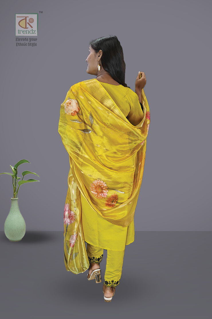 এমব্রয়ডারি করা সালোয়ার স্যুট ৩ পিস সেট