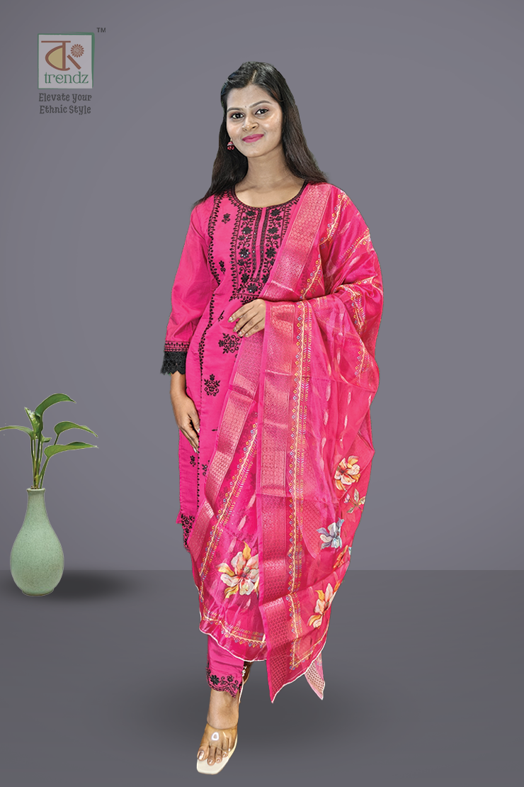 এমব্রয়ডারি করা সালোয়ার স্যুট ৩ পিস সেট