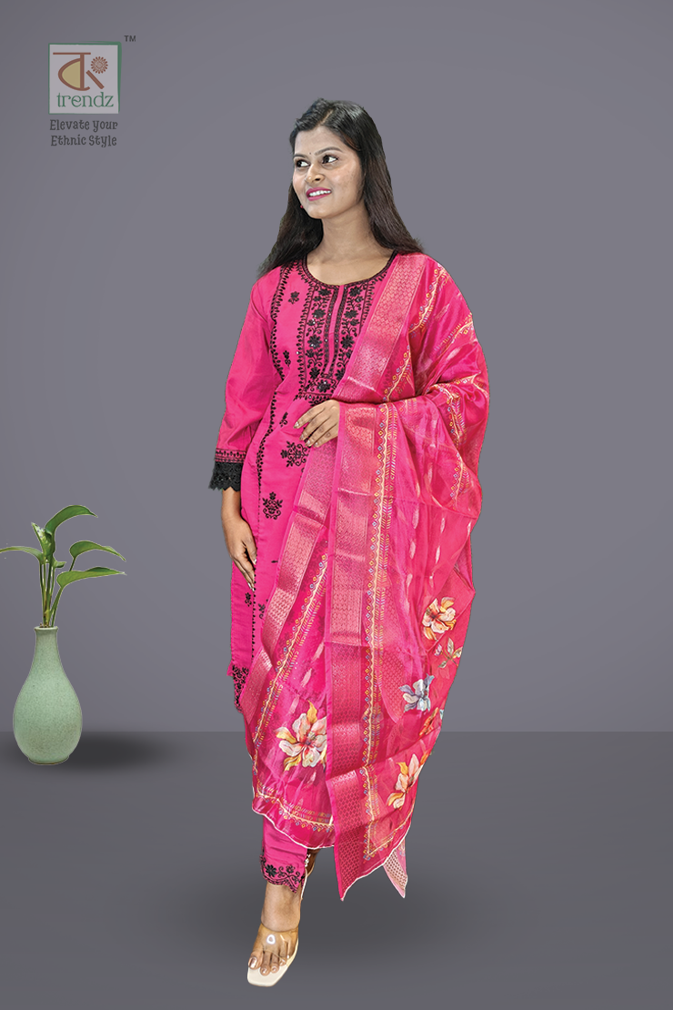 এমব্রয়ডারি করা সালোয়ার স্যুট ৩ পিস সেট
