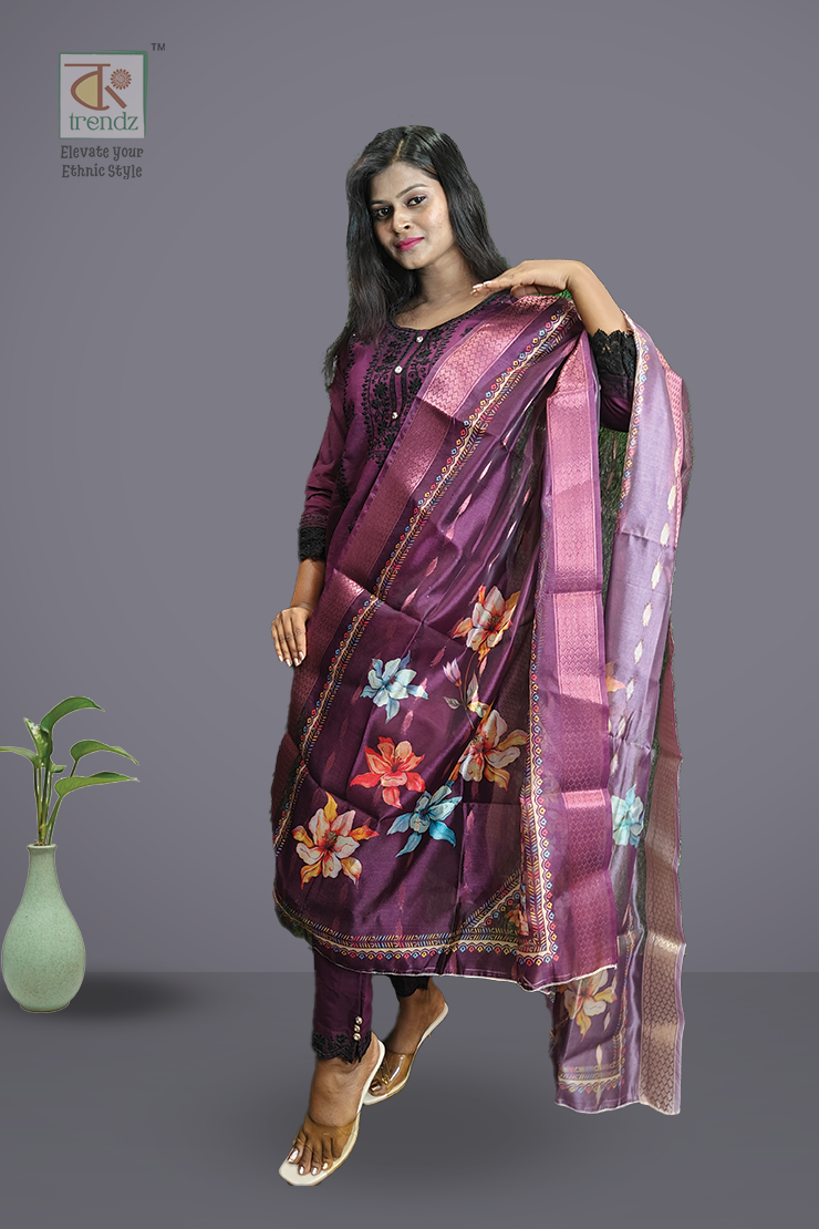 এমব্রয়ডারি করা সালোয়ার স্যুট ৩ পিস সেট