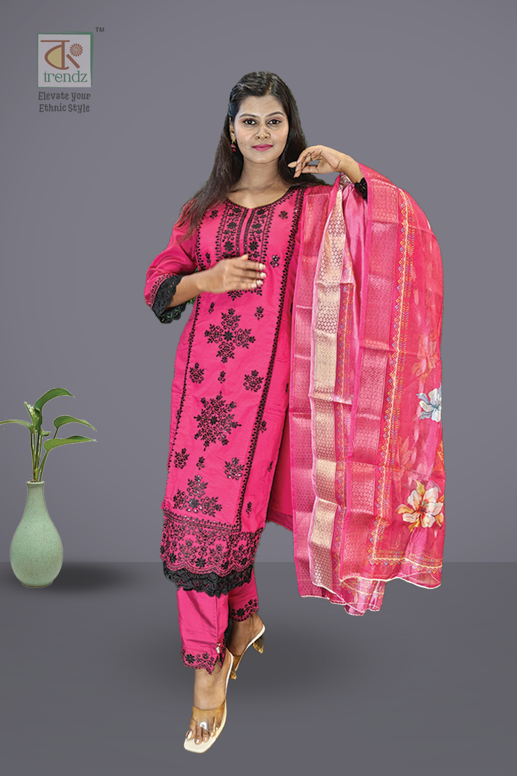 এমব্রয়ডারি করা সালোয়ার স্যুট ৩ পিস সেট