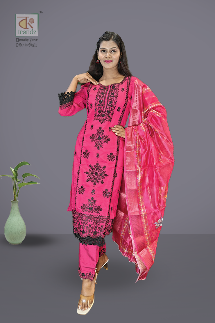 এমব্রয়ডারি করা সালোয়ার স্যুট ৩ পিস সেট