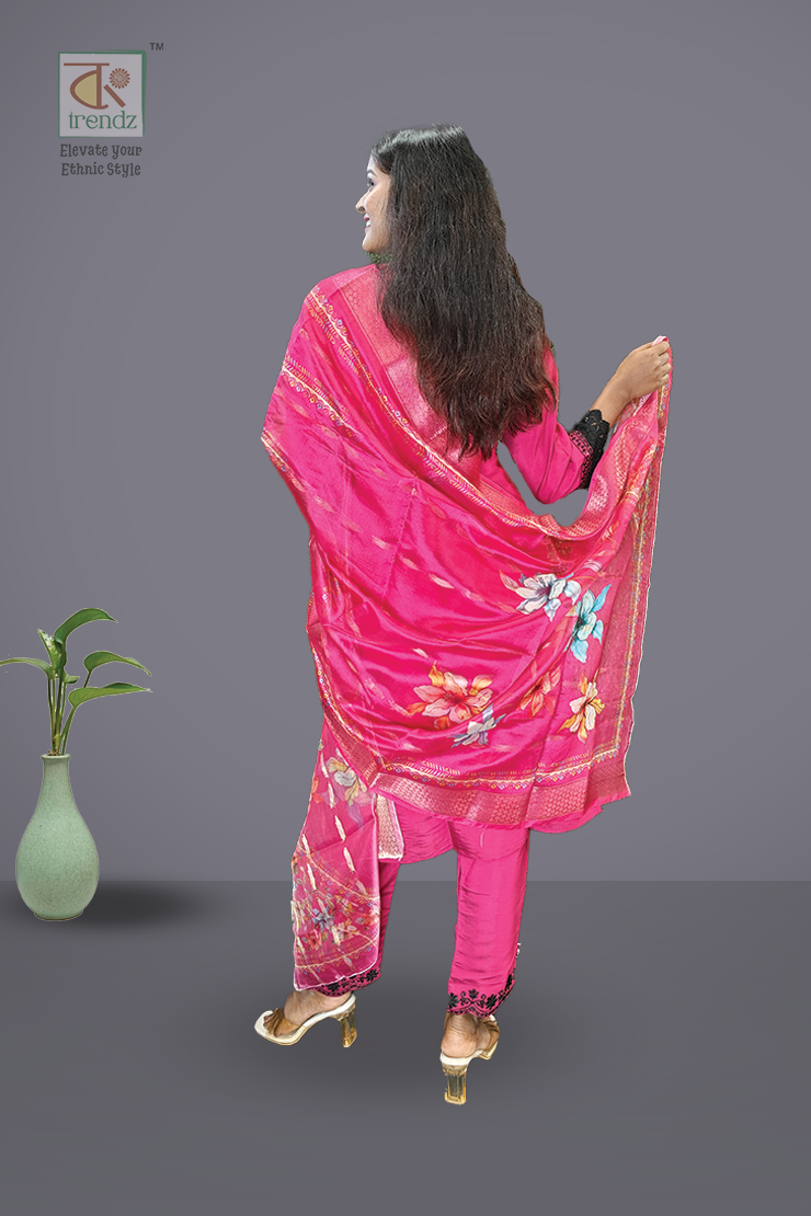 এমব্রয়ডারি করা সালোয়ার স্যুট ৩ পিস সেট