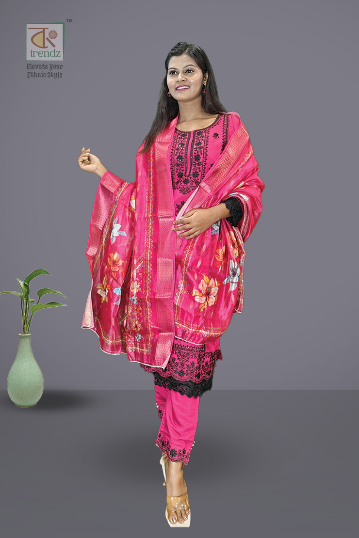 এমব্রয়ডারি করা সালোয়ার স্যুট ৩ পিস সেট