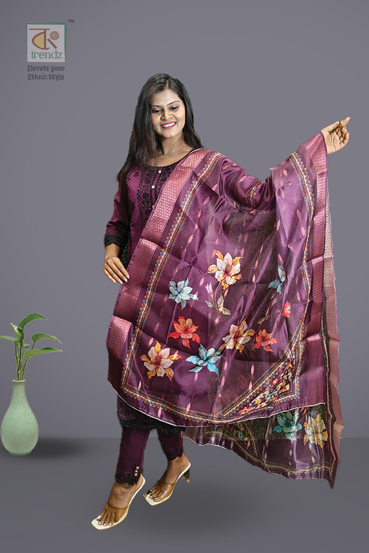 এমব্রয়ডারি করা সালোয়ার স্যুট ৩ পিস সেট
