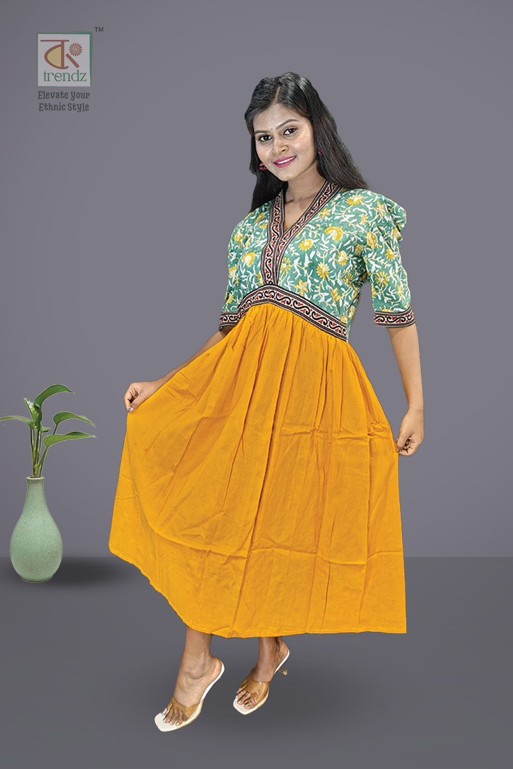 আজরাখ প্যাচওয়ার্ক সহ সুতির আলিয়া পোশাক