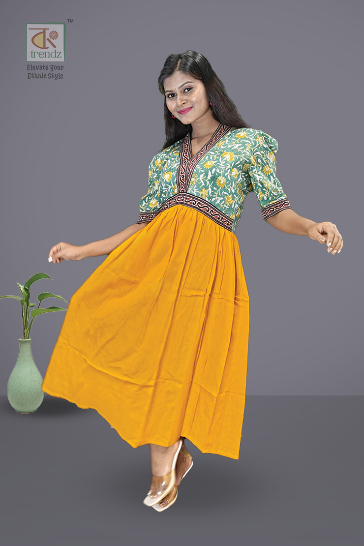 আজরাখ প্যাচওয়ার্ক সহ সুতির আলিয়া পোশাক