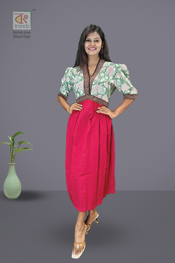 আজরাখ প্যাচওয়ার্ক সহ সুতির আলিয়া পোশাক
