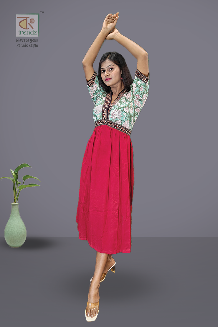 আজরাখ প্যাচওয়ার্ক সহ সুতির আলিয়া পোশাক