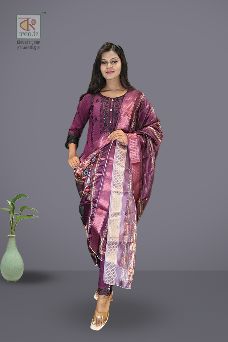 এমব্রয়ডারি করা সালোয়ার স্যুট ৩ পিস সেট