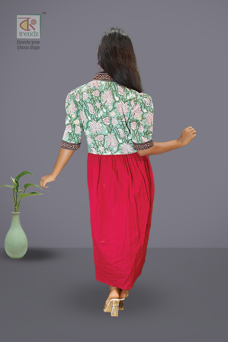 আজরাখ প্যাচওয়ার্ক সহ সুতির আলিয়া পোশাক