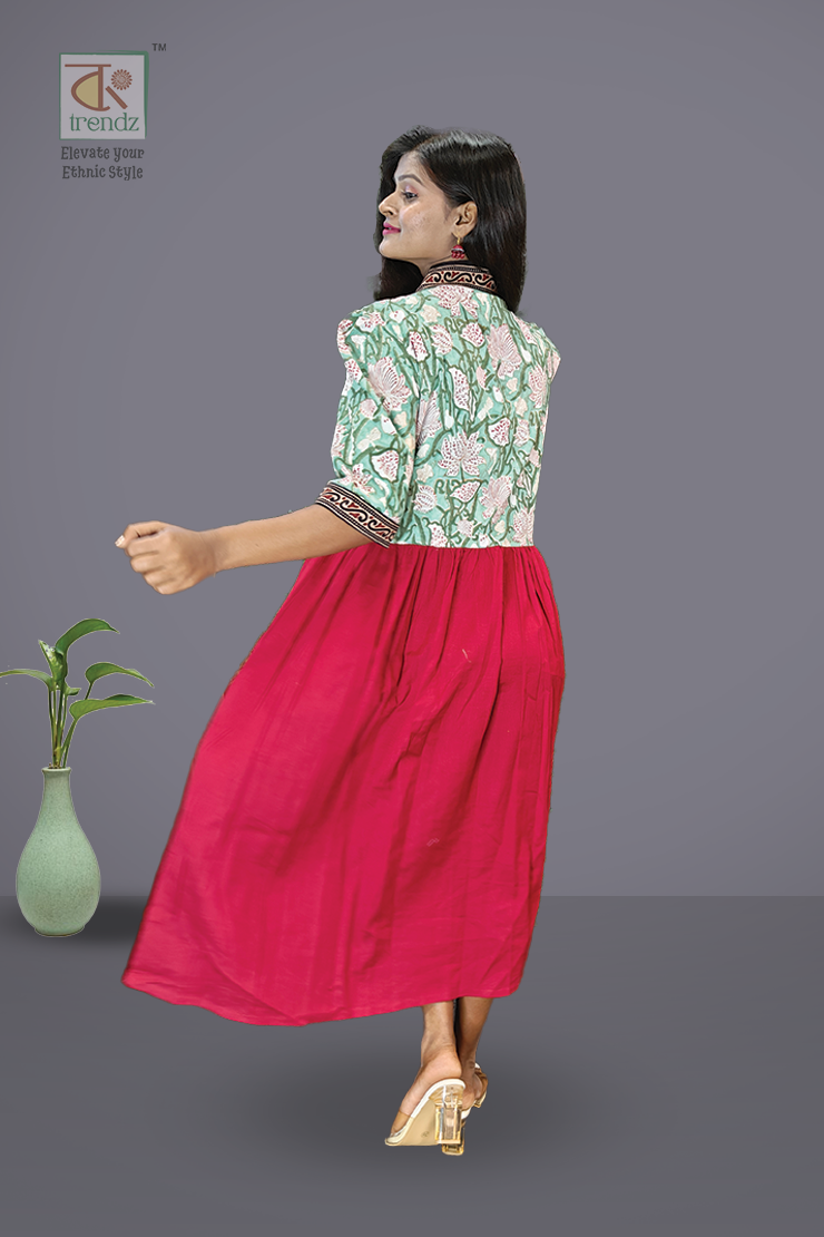 আজরাখ প্যাচওয়ার্ক সহ সুতির আলিয়া পোশাক