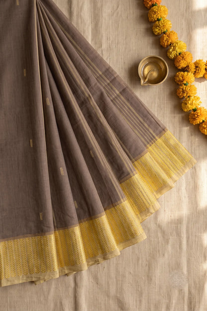 Noyontara Brown pure cotton saree with Golden Kajur Chhari border, pallu fan close-up detail