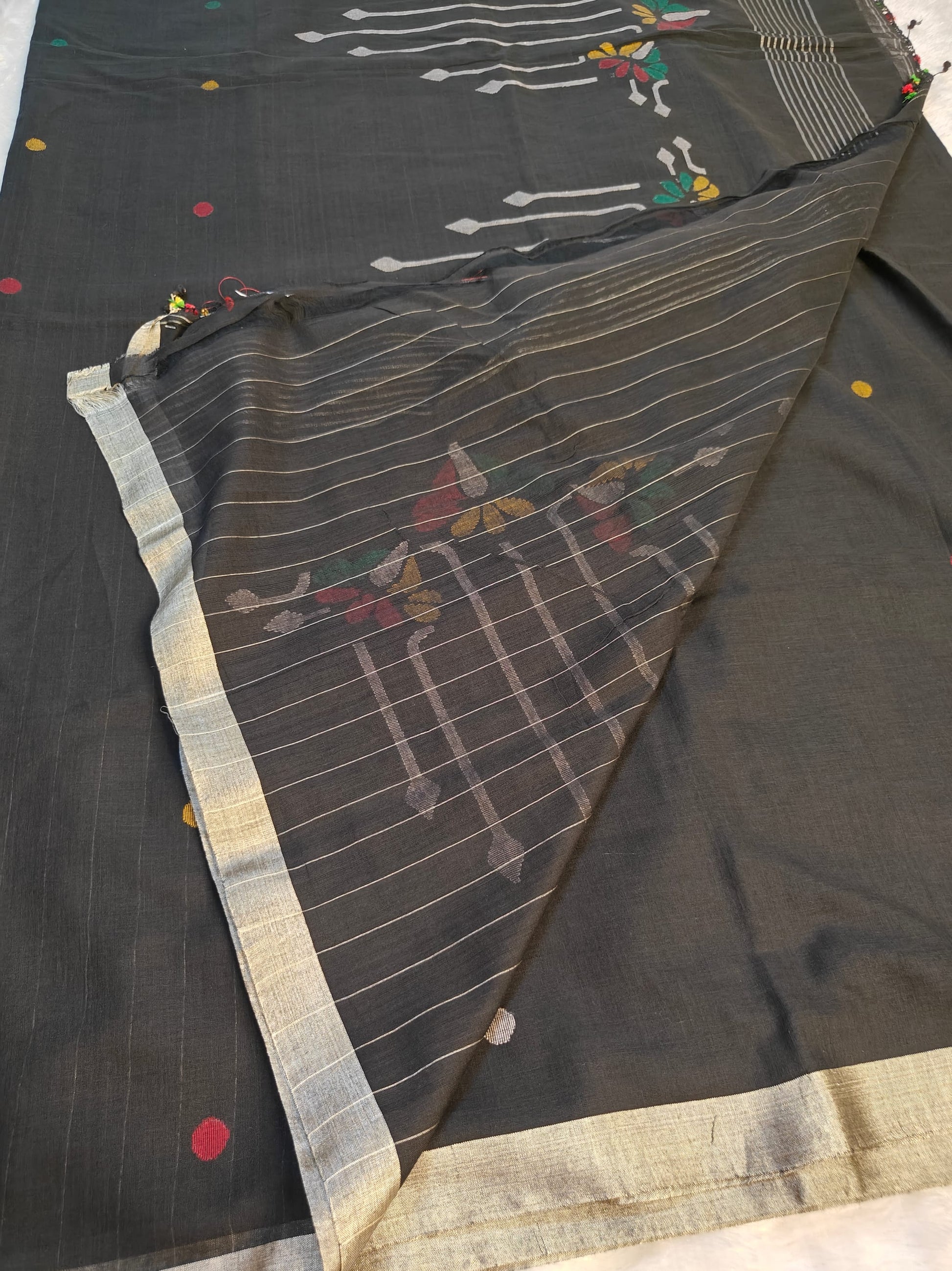 Black Dhaner Shish Jamdani cotton saree – pallu and pom-pom tassel close-up