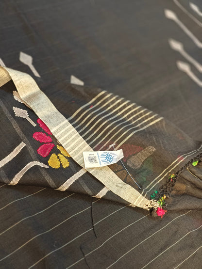 Black Tangail Jamdani handloom cotton saree – drape and blouse view