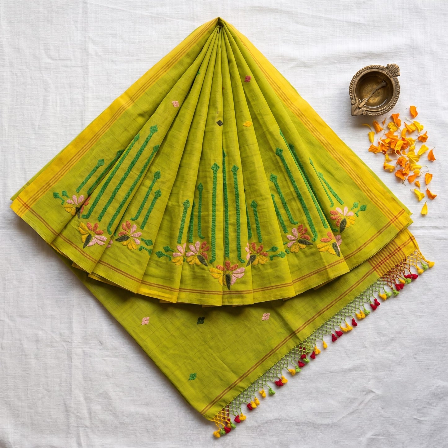 Green handloom cotton Jamdani saree – contrast golden border detail