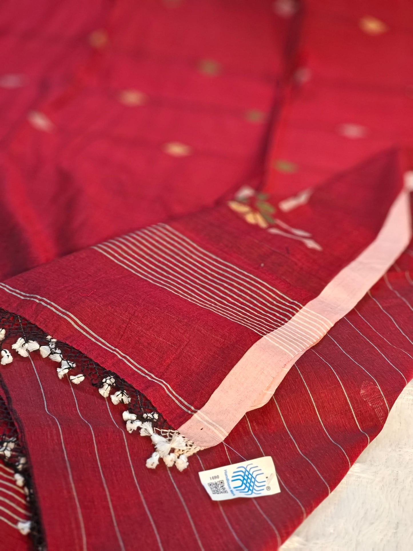 Red handloom cotton Jamdani saree – contrast border detail