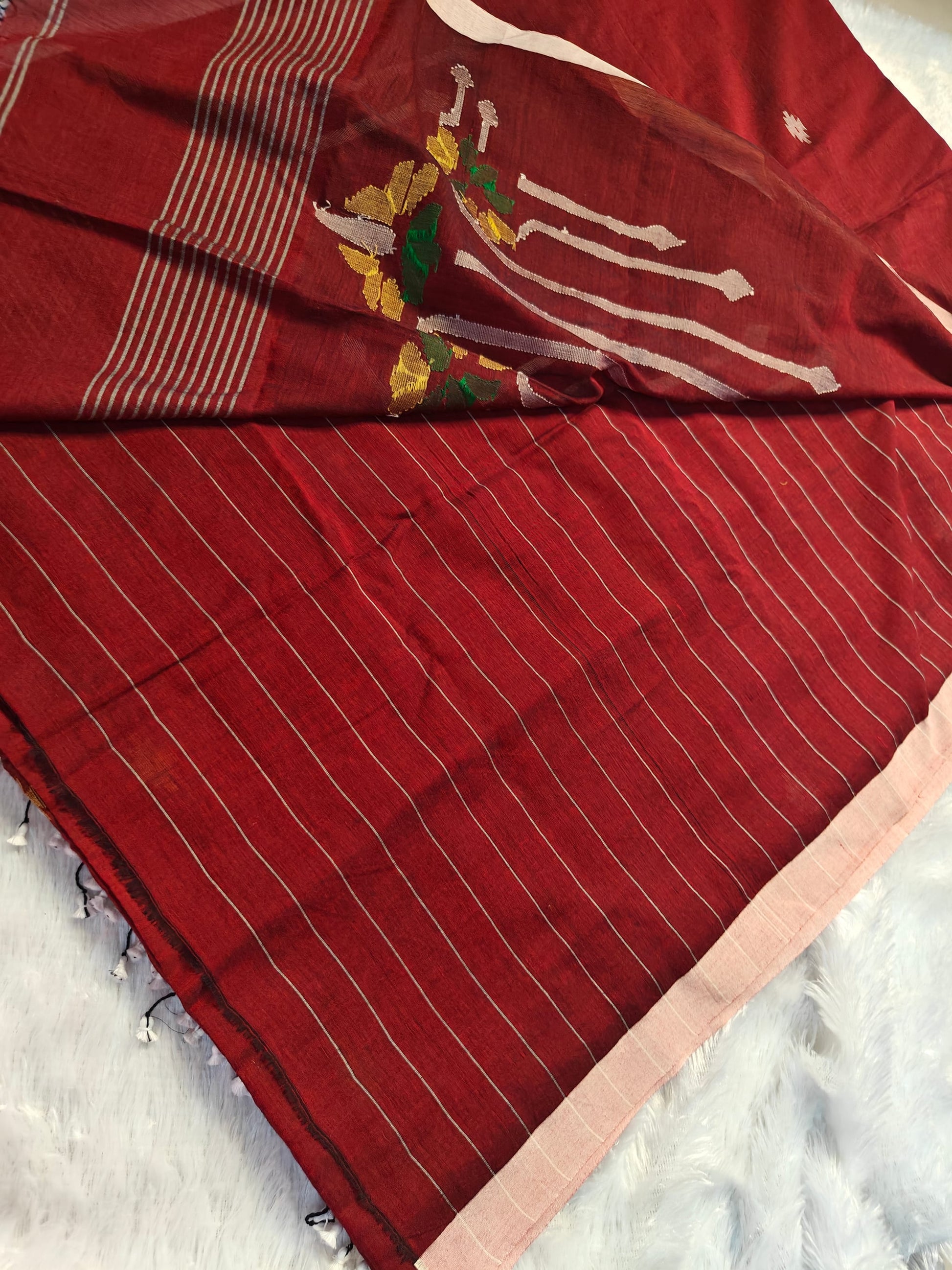Red Dhaner Shish Jamdani cotton saree – anchal and pom-pom tassel close-up