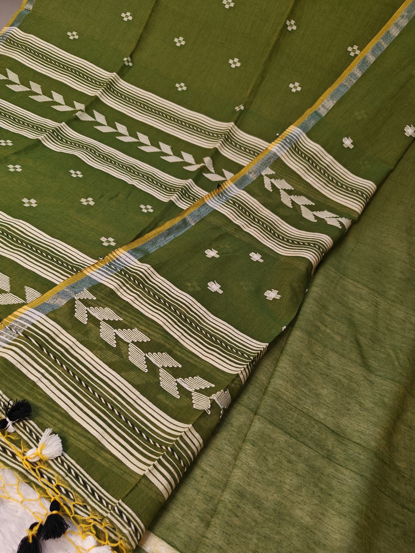 Close-up of the green Tirlata saree's pallu edge with arrow buti border