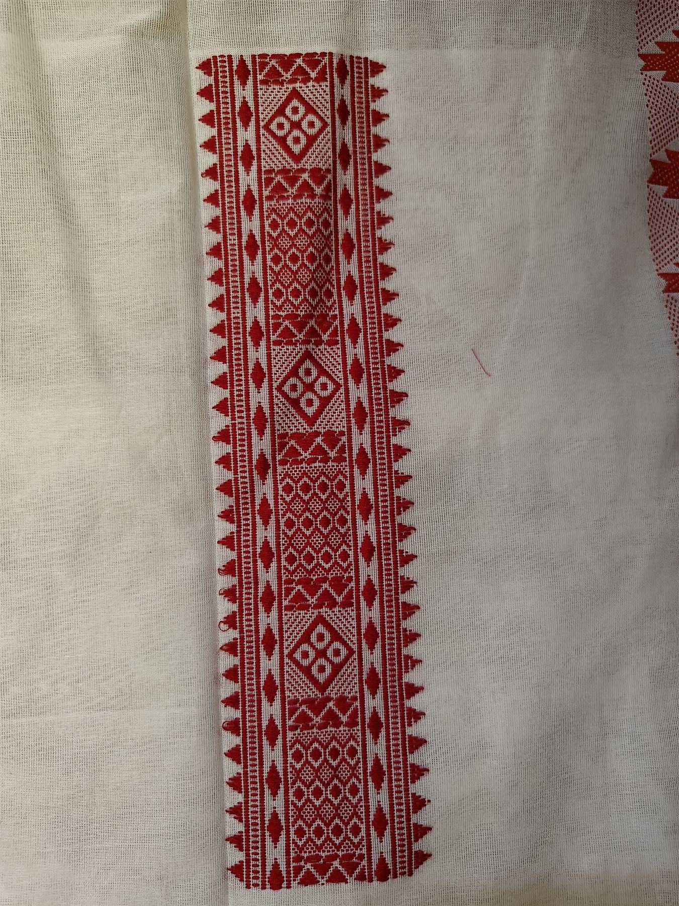 Close-up of the red woven temple-border stripe on the body of the Ushoshi off-white handwoven cotton tant saree