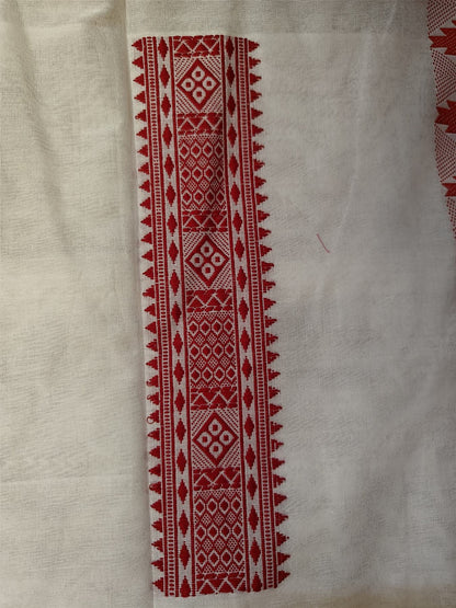 Close-up of the red woven temple-border stripe on the body of the Ushoshi off-white handwoven cotton tant saree