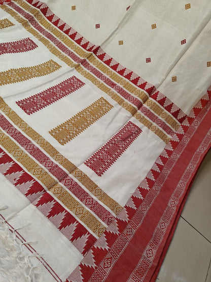 Close-up of the Ushoshi saree's red temple-tooth pallu border with diamond buti weave on off-white handwoven cotton