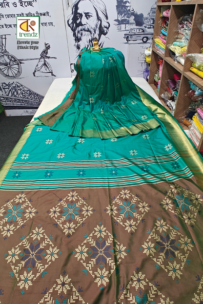 Viswa Bangla Kalakshetra Malai Silk Saree – Green Side View | Malai Silk Saree | Bong Trendz
